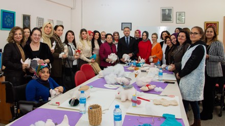 Depremzedeler için tekstil ürünleri ve oyuncaklar hazırlanıyor